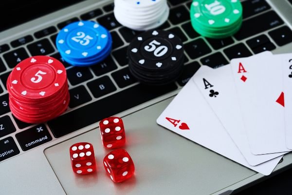 Màn hình game slot 99wi hiển thị cuộn quay sống động trên điện thoại di động